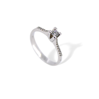 Anello solitario in oro bianco 18 kt con diamante 0.12 ct e brillanti sul gambo – Raffinata luce d’amore firmata Idee Preziose dal 1987 - IP.AK18B/23D